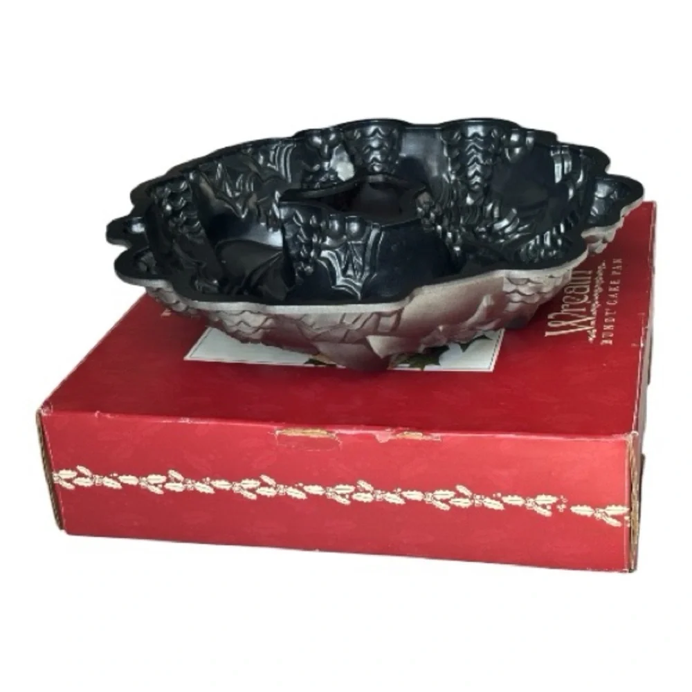 Williams-Sonoma Vintage Holiday Wreath Bundt Cake non stick Pan by Nordic Ware